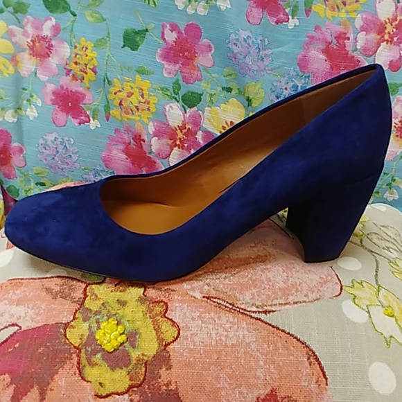 HALSTON BLUE SUEDE PUMPS - Picture 2 of 7